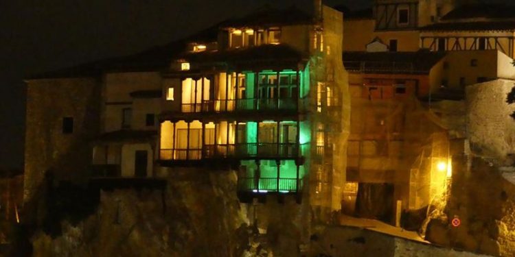Las Casas Colgadas de Cuenca se visten de amarillo y verde con motivo del Aniversario de la ONCE Las Casas Colgadas de Cuenca se visten de amarillo y verde con motivo del Aniversario de la ONCE