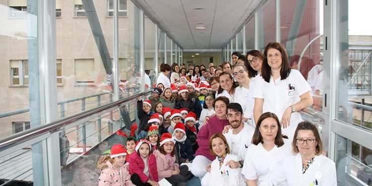 Los niños del Colegio “Fuente del Oro” de Cuenca vuelven por Navidad al “Virgen de la Luz” para felicitar a los profesionales del centro hospitalario Los niños del Colegio “Fuente del Oro” de Cuenca vuelven por Navidad al “Virgen de la Luz” para felicitar a los profesionales del centro hospitalario