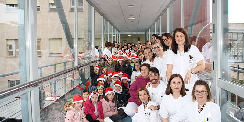 Los niños del Colegio “Fuente del Oro” de Cuenca vuelven por Navidad al “Virgen de la Luz” para felicitar a los profesionales del centro hospitalario 1 Los niños del Colegio “Fuente del Oro” de Cuenca vuelven por Navidad al “Virgen de la Luz” para felicitar a los profesionales del centro hospitalario