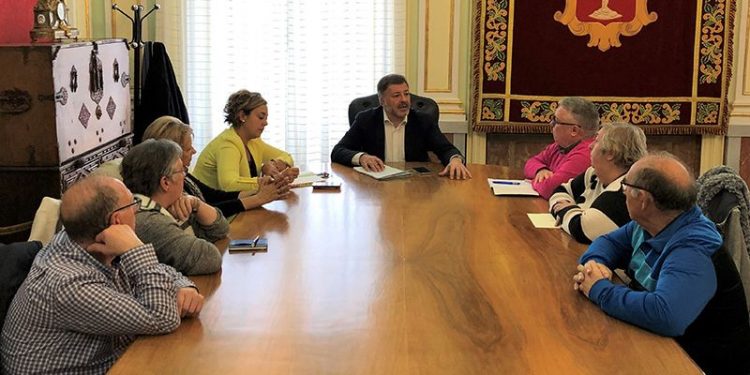 Dolz expone a la Directiva de Favecu las actuaciones que se van a ejecutar en los distintos barrios