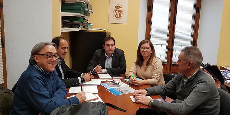 El alcalde de Huete y representantes de ADIF lamentan la pérdida del proyecto “Serranía en Vía”