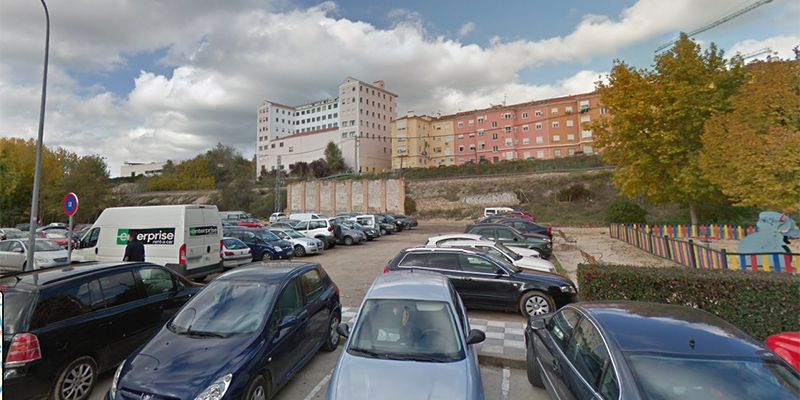 El Ayuntamiento de Cuenca cerrará este miércoles el parking “ilegal” de la explanada de tierra situada entre el pasaje y la calle Antonio Maura