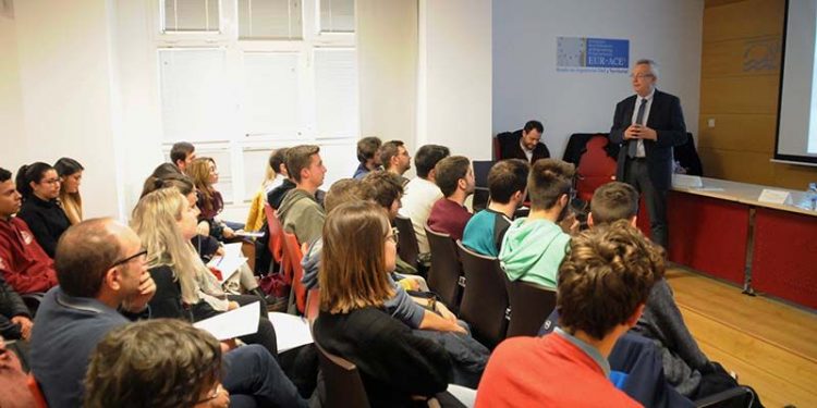 El Colegio de Ingenieros de Caminos acerca a los estudiantes de la UCLM su labor diaria y las ventajas de ser colegiado El Colegio de Ingenieros de Caminos acerca a los estudiantes de la UCLM su labor diaria y las ventajas de ser colegiado