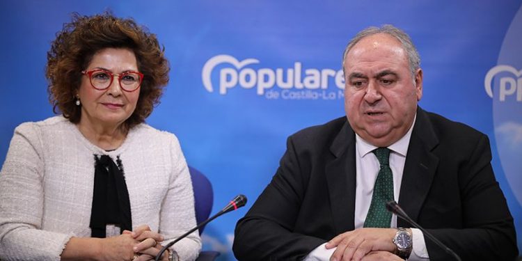 El PP-CLM critica que Page haya permitido un Gobierno que pondrá en peligro la financiación autonómica de nuestra tierra en beneficio de otras comunidades como Cataluña El PP-CLM critica que Page haya permitido un Gobierno que pondrá en peligro la financiación autonómica de nuestra tierra en beneficio de otras comunidades como Cataluña