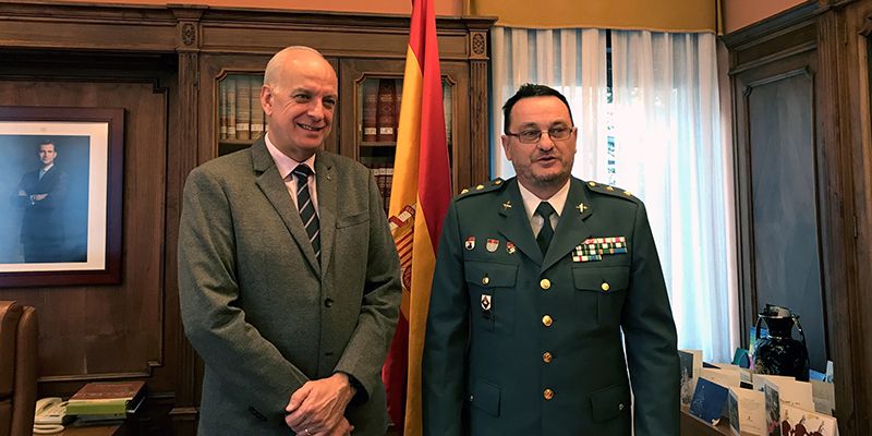 El subdelegado del gobierno en Cuenca recibe al teniente coronel de la Guardia Civil, Mónico Mora, tras su marcha a un nuevo destino