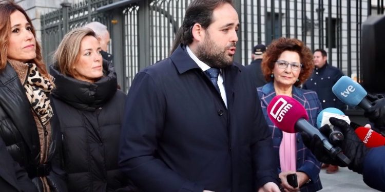 Núñez exige a Page que pase de las palabras a los hechos y no permita la investidura de Sánchez con el voto en contra de sus diputados nacionales