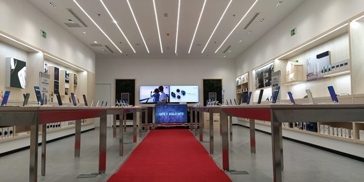 Huawei inaugura con gran éxito su nueva Tienda Huawei en el centro comercial La Gavia de Madrid Huawei inaugura con gran éxito su nueva Tienda Huawei en el centro comercial La Gavia de Madrid
