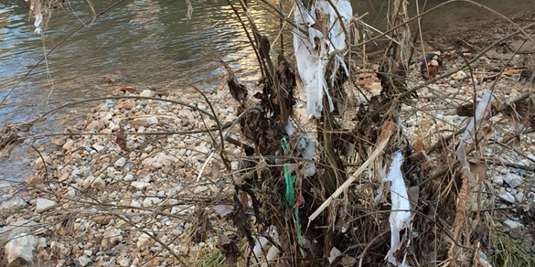 El río Júcar muestra, tras la riada, su cara más fea a su paso por Cuenca