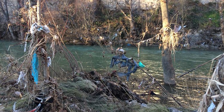 El río Júcar muestra, tras la riada, su cara más fea a su paso por Cuenca