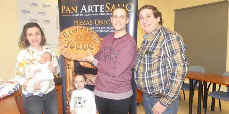Jorge Molina recibe dos meses de pan gratis de parte de AFEPAN por ser el primer niño nacido en Cuenca en 2020