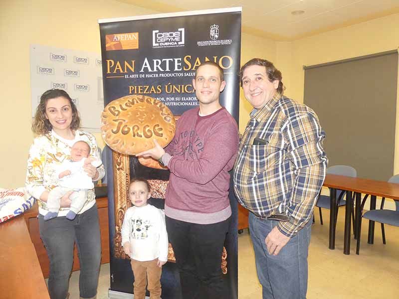 Jorge Molina recibe dos meses de pan gratis de parte de AFEPAN por ser el primer niño nacido en Cuenca en 2020