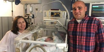 Jorge Molina y los gemelos Yeiko y Ainhoa, los primeros bebés nacidos en 2020 en Cuenca y Guadalajara