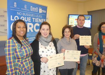Los ganadores del II Concurso de Escaparatismo Navideño de Cuenca reciben sus diplomas