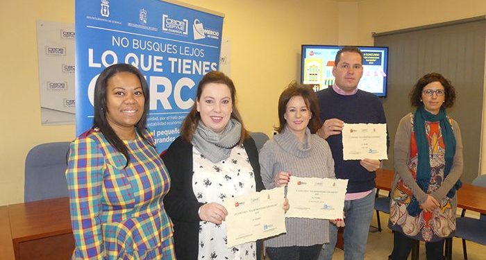 Los ganadores del II Concurso de Escaparatismo Navideño de Cuenca reciben sus diplomas