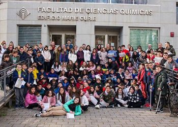 Más de 200 estudiantes de Primaria conocen los laboratorios del IRICA y participan en diferentes experimentos Más de 200 estudiantes de Primaria conocen los laboratorios del IRICA y participan en diferentes experimentos