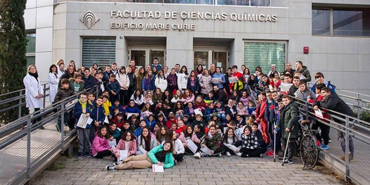 Más de 200 estudiantes de Primaria conocen los laboratorios del IRICA y participan en diferentes experimentos Más de 200 estudiantes de Primaria conocen los laboratorios del IRICA y participan en diferentes experimentos