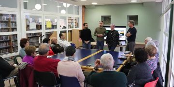 Una quincena de personas mayores inician en la Biblioteca de Cabanillas el “Taller de Smartphones” de la Fundación Telefónica