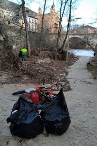 El Ayuntamiento de Cuenca avanza en la limpieza de los márgenes de los ríos Júcar y Huécar