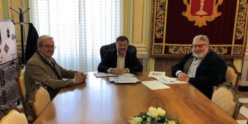 El Colegio Oficial de Enfermería de Cuenca presenta al alcalde la campaña ‘Nursing now’