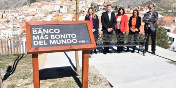 El Museo de Paleontología de Castilla-La Mancha instala el ‘segundo banco más bonito del mundo’ para incrementar su oferta turística