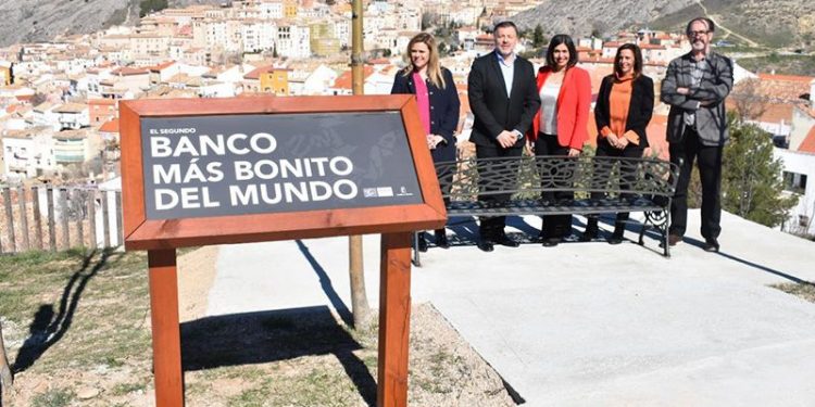 El Museo de Paleontología de Castilla-La Mancha instala el ‘segundo banco más bonito del mundo’ para incrementar su oferta turística