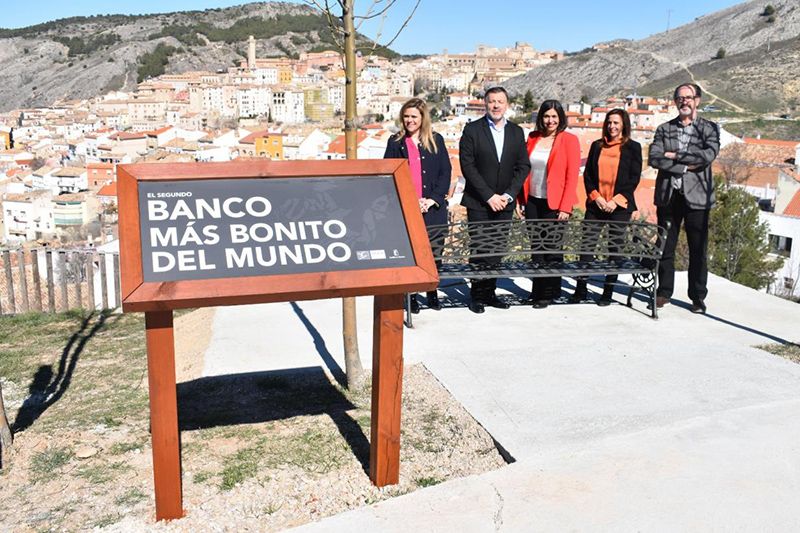El Museo de Paleontología de Castilla-La Mancha instala el ‘segundo banco más bonito del mundo’ para incrementar su oferta turística