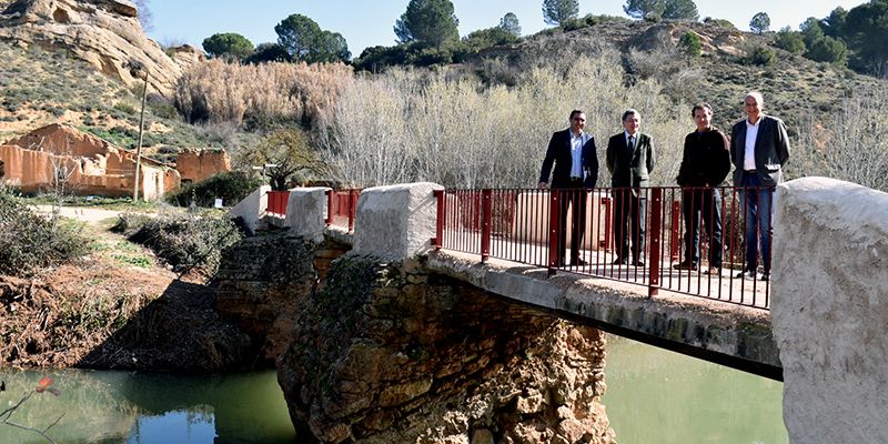 El subdelegado del Gobierno en Cuenca visita las obras en el Puente de San Benito en el Picazo, incluidas en el proyecto Camino Natural del Júcar