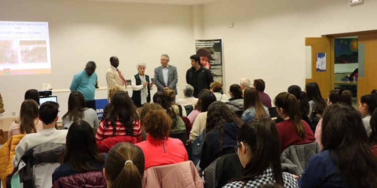 Hamidou Keivin presenta el proyecto de Manos Unidas cofinanciado por la Diputación de Cuenca en Burkina Faso Hamidou Keivin presenta el proyecto de Manos Unidas cofinanciado por la Diputación de Cuenca en Burkina Faso