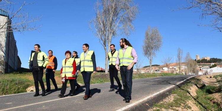 Martínez Chana inaugura la rehabilitación de la carretera que une Albaladejo del Cuende con la CM-9214