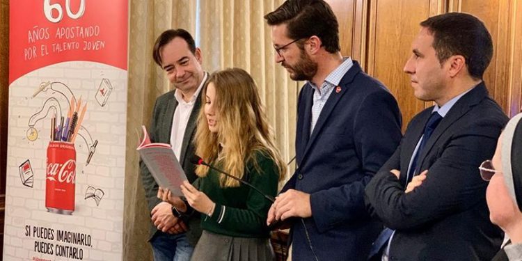 Martínez Chana recibe a la joven conquense ganadora del concurso regional de relatos cortos impulsado por Coca-Cola Martínez Chana recibe a la joven conquense ganadora del concurso regional de relatos cortos impulsado por Coca-Cola
