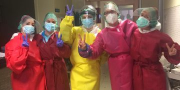 El hospital Virgen de la Luz recibe más de 500 batas confeccionadas por voluntarias conquenses