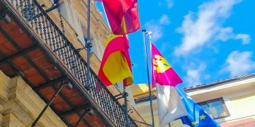 El PP en el Ayuntamiento de Cuenca solicita al alcalde que las banderas del consistorio ondeen a media