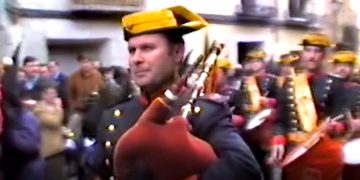 Vídeo. 1983. La Banda de Cornetas y Tambores de la Guardia Civil cierra la procesión “En el Calvario”