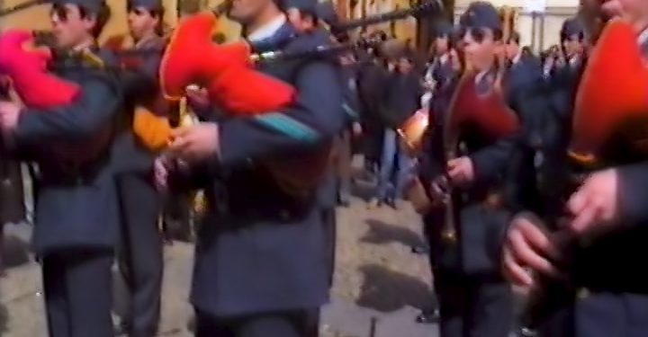 1983. Vídeo. La Banda de Cornetas, Tambores y Gaitas del Ejército del Aire abre procesión “En el Calvario”