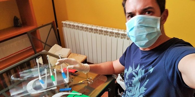 Investigadores de la UCLM han fabricado casi un millar de máscaras de protección contra el coronavirus con impresoras 3D en apenas tres días