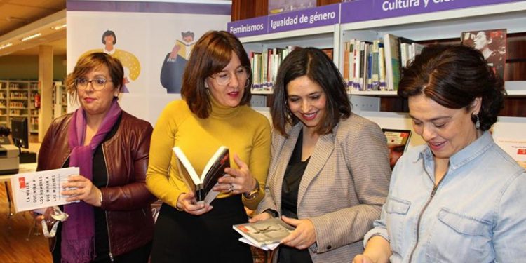 ‘La estantería violeta’ llegará a 300 bibliotecas de la región que recibirán más de 10.200 ejemplares