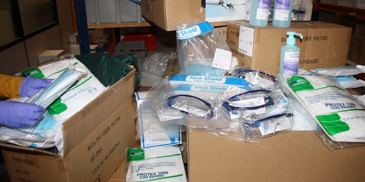 La Junta está distribuyendo este viernes casi 10.000 artículos de protección para los profesionales de los centros sanitarios y sociosanitarios de la provincia de Cuenca