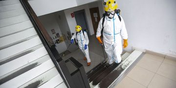 Los Bomberos del Ayuntamiento de Cuenca desinfectan dependencias institucionales e instan al confinamiento a vuelo de dron