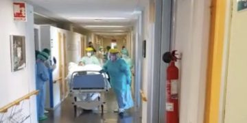 La paciente con coronavirus que fue extubada el jueves en el Hospital Virgen de la Luz evoluciona favorablemente