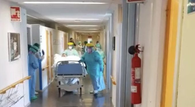 La paciente con coronavirus que fue extubada el jueves en el Hospital Virgen de la Luz evoluciona favorablemente