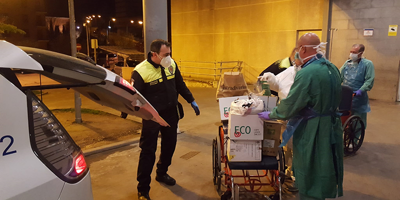 Los profesionales sanitarios de Cuenca reciben 1.800 equipos de protección hechos por los voluntarios conquenses