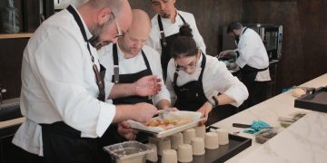 Pollo al ajillo, migas, alcachofas o torrijas, propuestas de grandes chefs de CLM para pasar la cuarentena