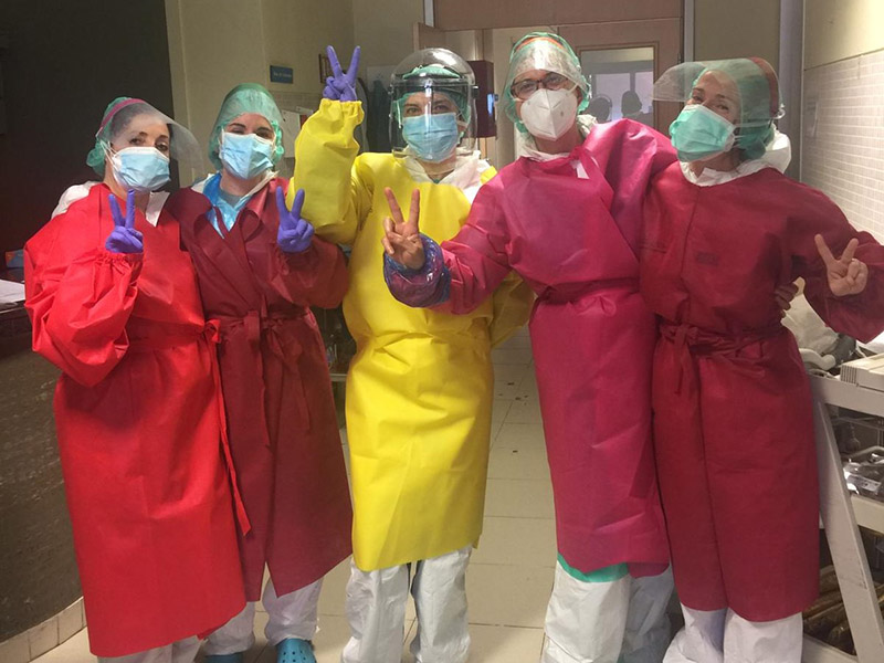 Las costureras voluntarias de Cuenca han confeccionado más de 3.000 batas para el hospital y otros centros