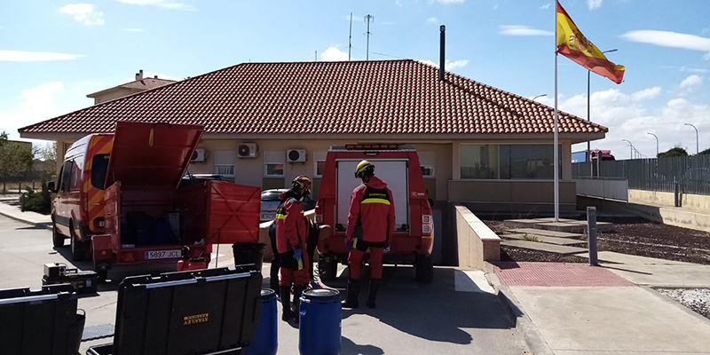 Los bomberos de la Diputación de Cuenca desinfectan cuarteles de la Guardia Civil de la provincia