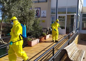 Los bomberos de la Diputación de Cuenca han desinfectado hasta el momento quince residencias de mayores