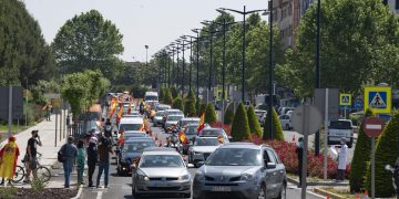 Vecinos del barrio de San Antón de Cuenca reciben con huevos la manifestación de VOX contra el Gobierno