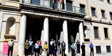 Cuenca guarda un minuto de silencio con motivo del final del luto por los fallecidos por el covid-19