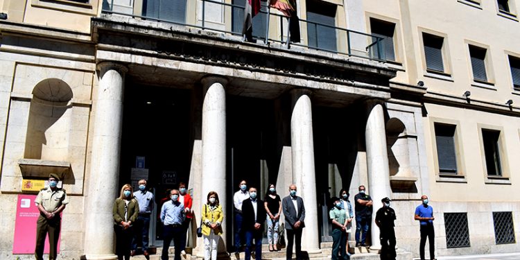 Cuenca guarda un minuto de silencio con motivo del final del luto por los fallecidos por el covid-19