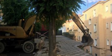 El Ayuntamiento de Cuenca inicia la demolición parcial controlada del muro de la calle Ramiro de Maeztu