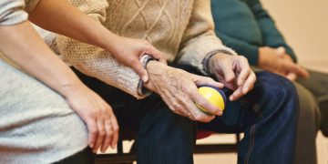 Interrumpir el tiempo sedentario con pequeños períodos de actividad contribuye a reducir el riesgo de fragilidad